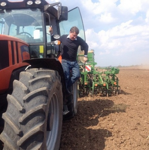Губернатор Псковской области Андрей Турчак сел за руль трактора TERRION ATM 5280 и прицепной сеялки AMAZONE DMC и засеял ячменем одно из сельскохозяйственных полей