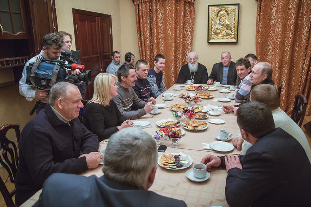 После рождественского богослужения в Свято-Юрьевом монастыре состоялась встреча Владимира Путина и новгородских рыбаков